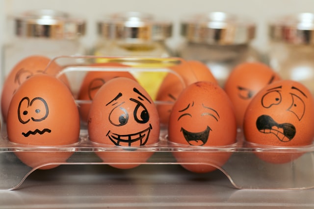 Ovos com expressões desenhadas